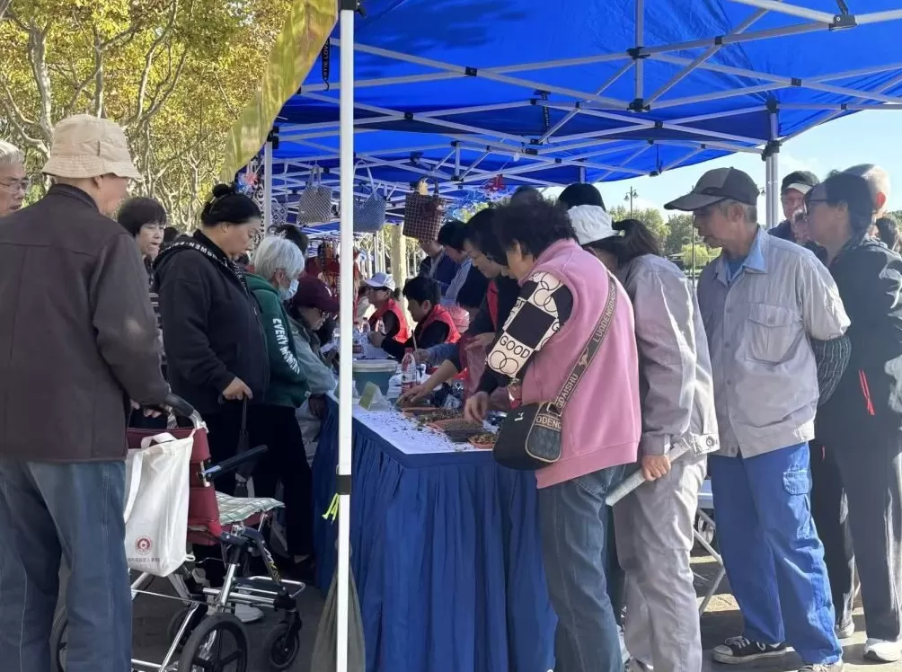 重阳节上海这里给老人摆了个“大集”,非遗手工、修伞、咨询……-第1张图片- 重阳节上海这里给老人摆了个“大集”,非遗手工、修伞、咨询……-第1张图片-