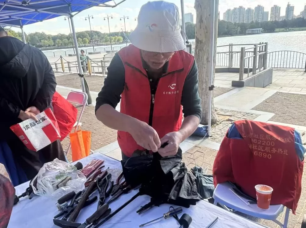 重阳节上海这里给老人摆了个“大集”,非遗手工、修伞、咨询……-第2张图片- 重阳节上海这里给老人摆了个“大集”,非遗手工、修伞、咨询……-第2张图片-