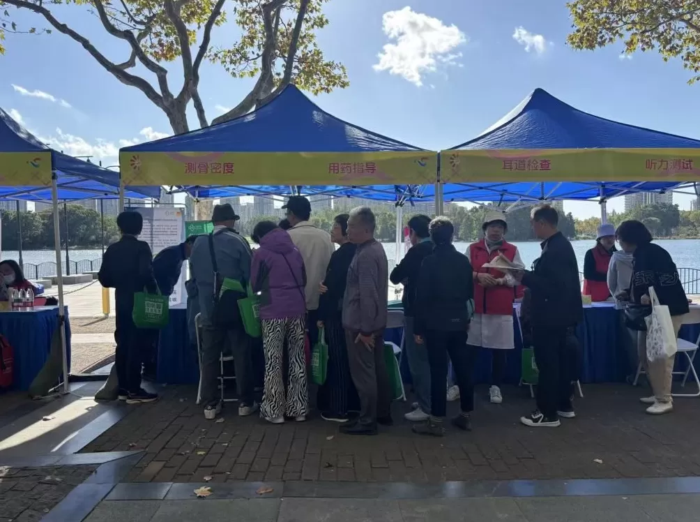 重阳节上海这里给老人摆了个“大集”,非遗手工、修伞、咨询……-第3张图片- 重阳节上海这里给老人摆了个“大集”,非遗手工、修伞、咨询……-第3张图片-