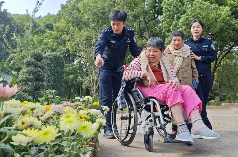 重阳节上海这里给老人摆了个“大集”,非遗手工、修伞、咨询……-第6张图片- 重阳节上海这里给老人摆了个“大集”,非遗手工、修伞、咨询……-第6张图片-