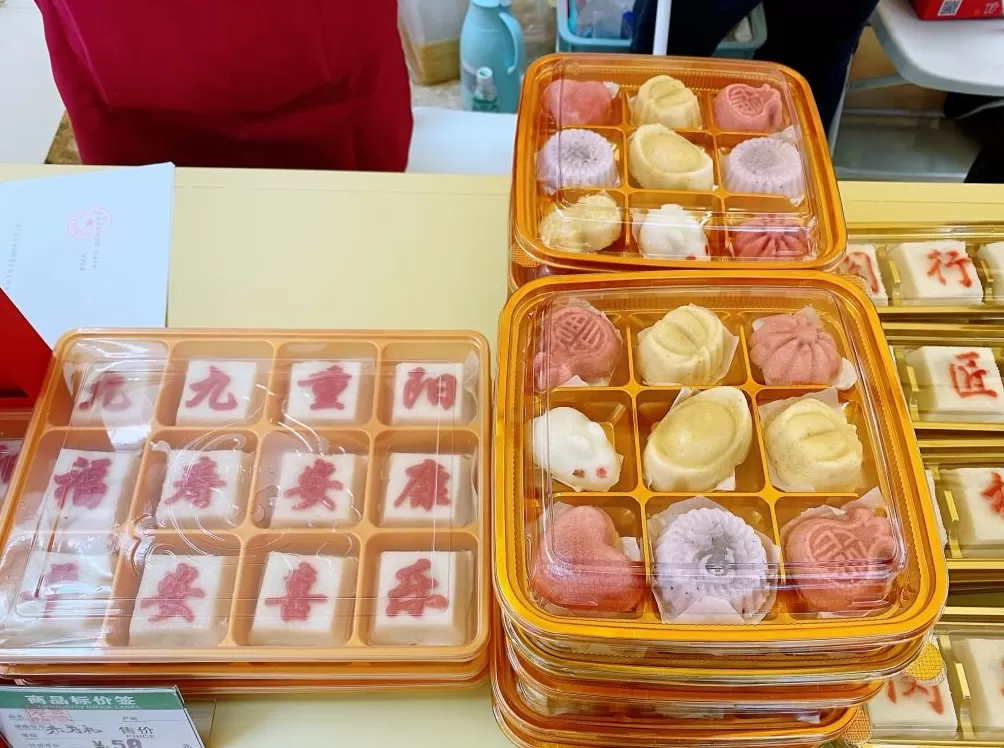 重阳节上海这里给老人摆了个“大集”,非遗手工、修伞、咨询……-第5张图片- 重阳节上海这里给老人摆了个“大集”,非遗手工、修伞、咨询……-第5张图片-