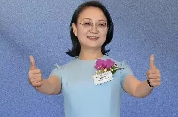 中国新晋女首富：中学化学老师下海创业，身家1410亿-第2张图片-