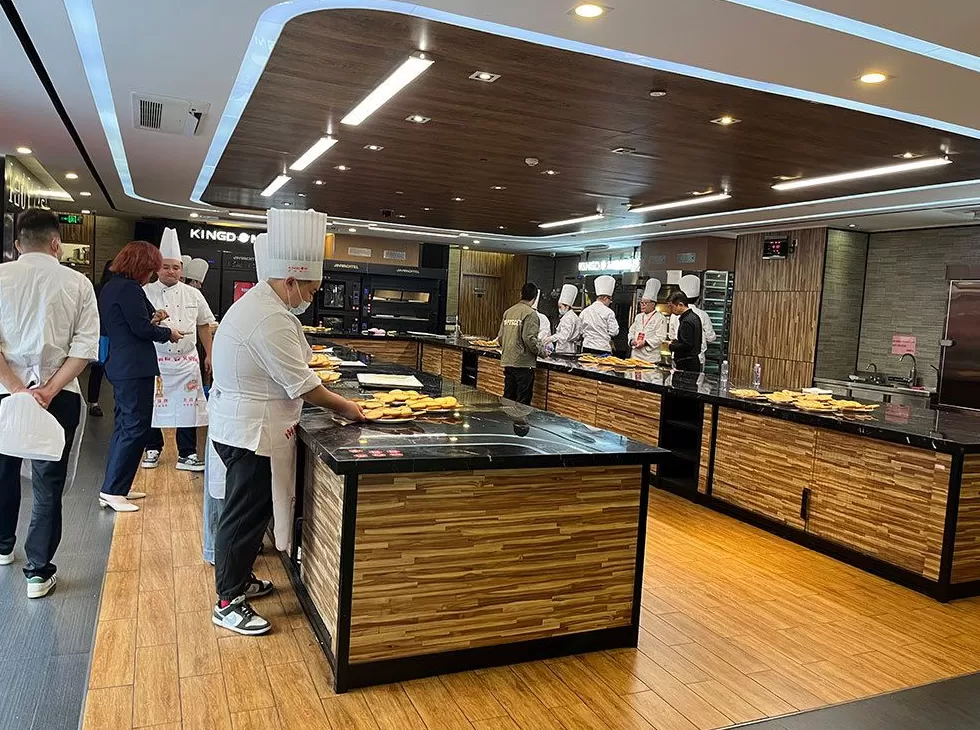 上海蝴蝶酥有多“卷”？糟卤、红茶入酥，一块要叠两三百层-第6张图片-