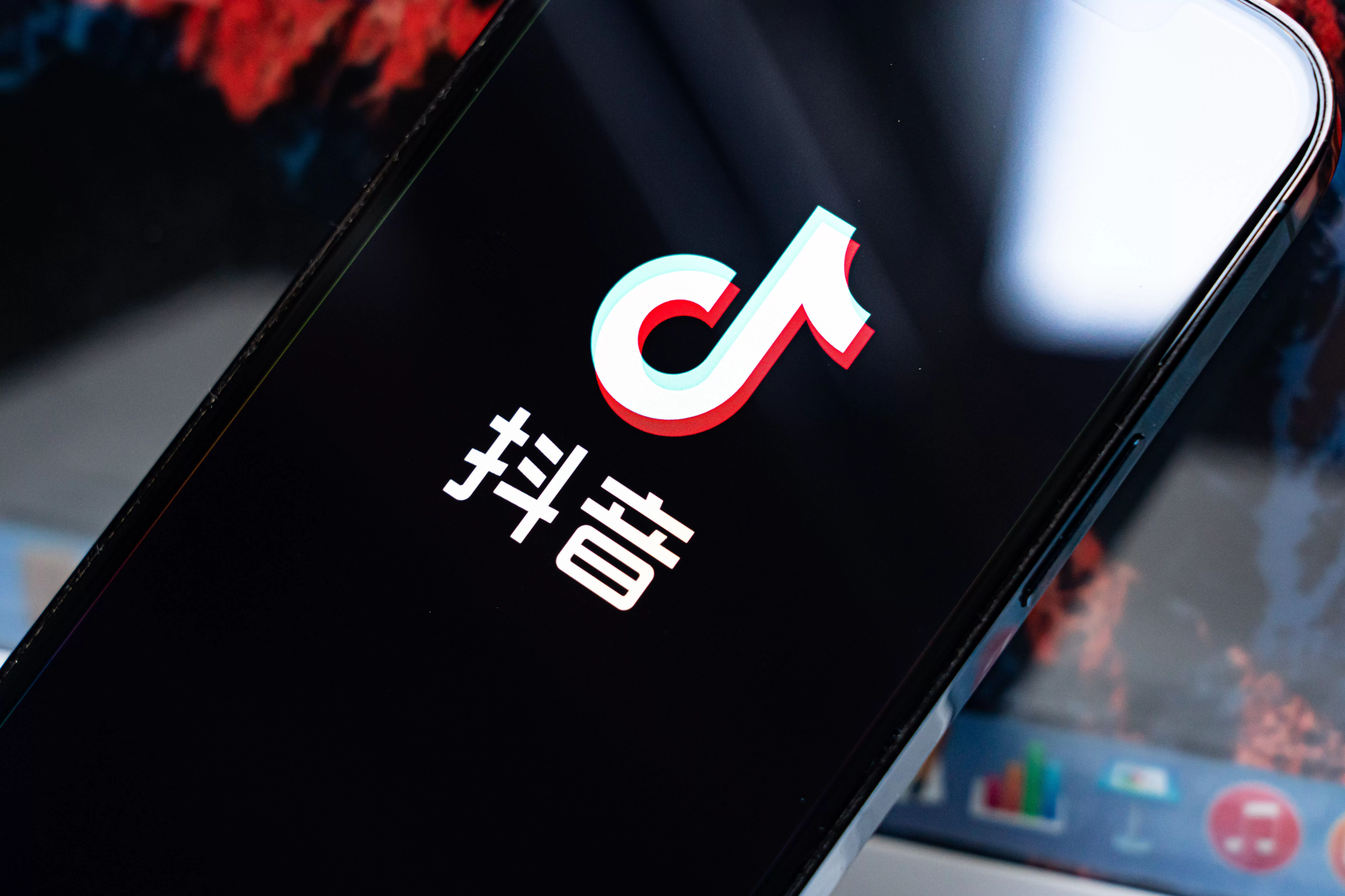 “擦边代跳”“举牌”,抖音封禁利用未成年人形象营销直播间-第1张图片- “擦边代跳”“举牌”,抖音封禁利用未成年人形象营销直播间-第1张图片-