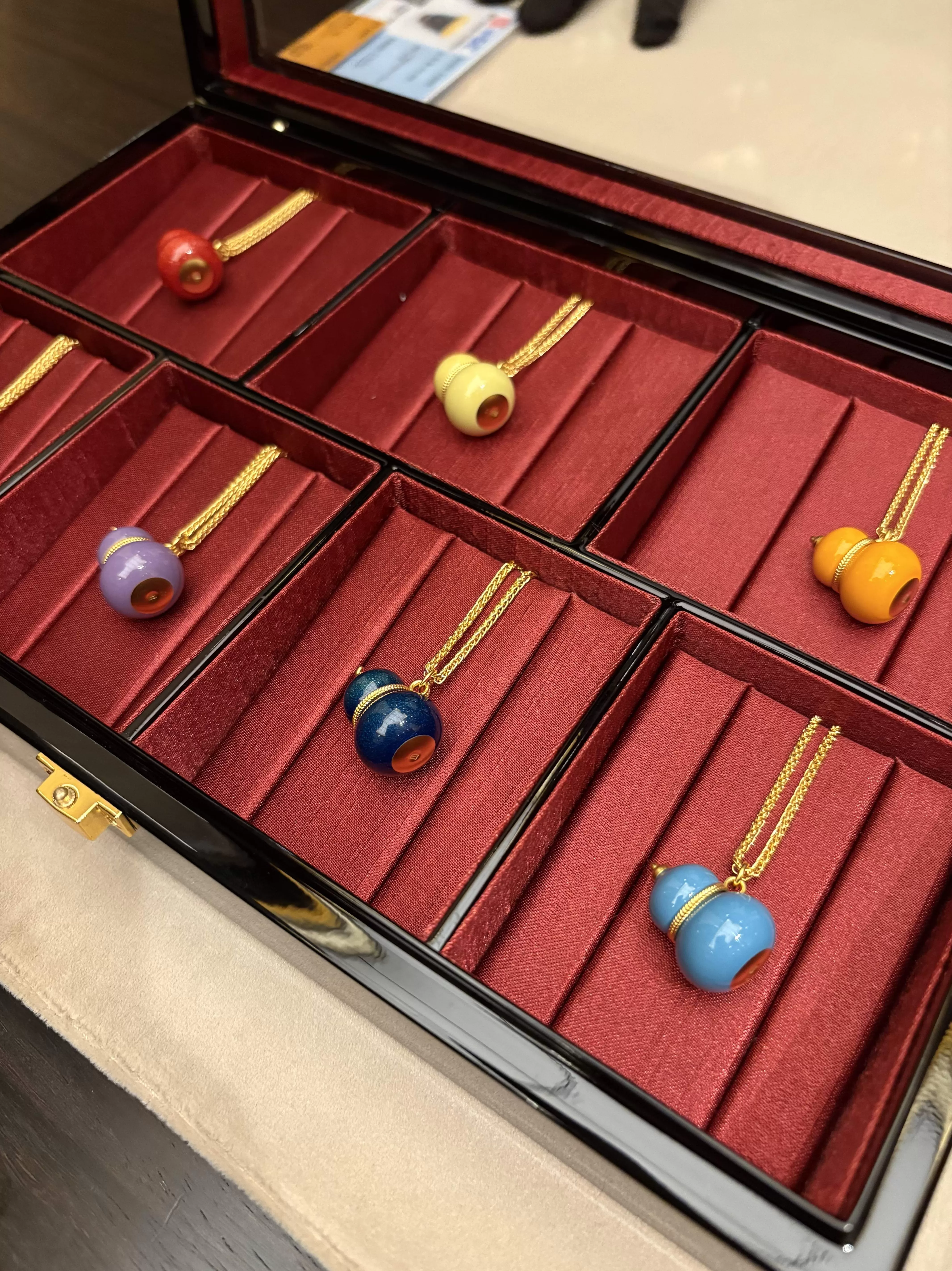 被金价牵着走的老铺黄金，还远远不是一个奢侈品牌-第2张图片-