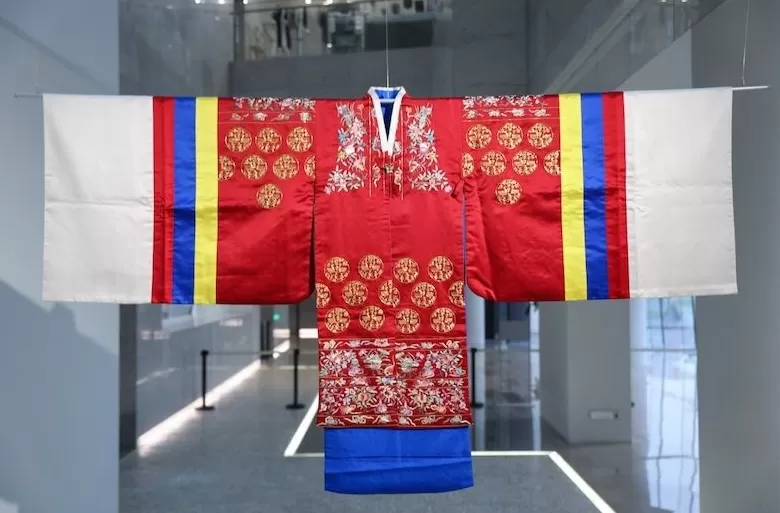 一针一线间,看中韩服饰艺术的传统和现在-第5张图片- 一针一线间,看中韩服饰艺术的传统和现在-第5张图片-