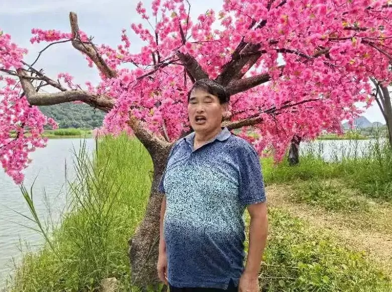 “大衣哥”朱之文回应热度下降:现在没人踹门了,不愁吃穿-第1张图片- “大衣哥”朱之文回应热度下降:现在没人踹门了,不愁吃穿-第1张图片-