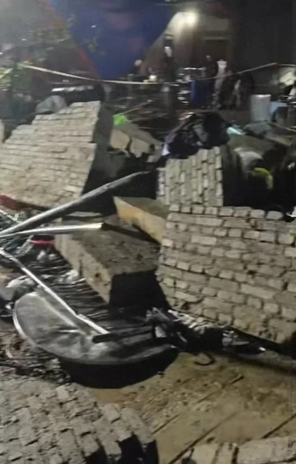 昭通一葬礼上围墙倒塌砸死6人、政府提出每户赔14.6万,家属:需要个说法-第1张图片- 昭通一葬礼上围墙倒塌砸死6人、政府提出每户赔14.6万,家属:需要个说法-第1张图片-