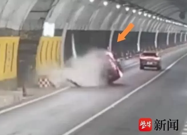 隧道内发生事故翻了个底朝天！司机坦言：当时右手牵着老婆的手-第1张图片-