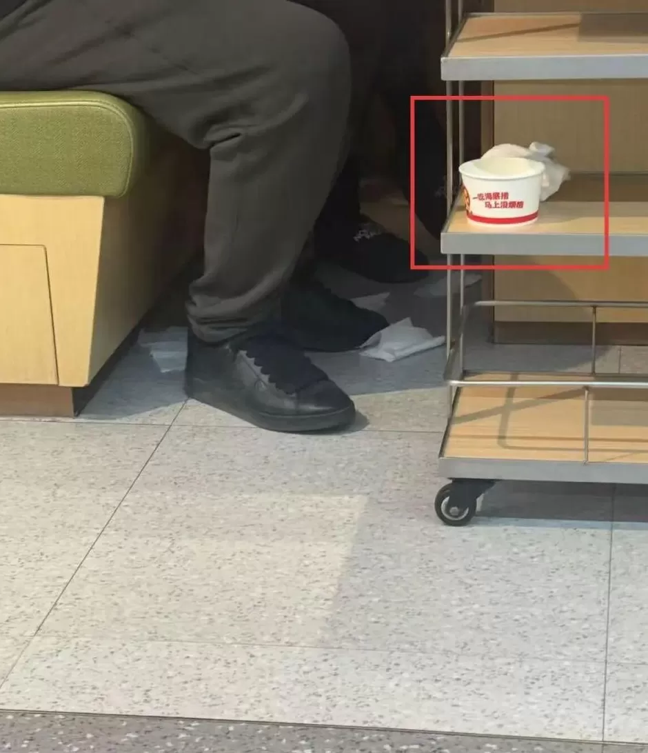 家长在海底捞就餐区拿纸碗为孩童接尿,海底捞最新回应-第1张图片- 家长在海底捞就餐区拿纸碗为孩童接尿,海底捞最新回应-第1张图片-