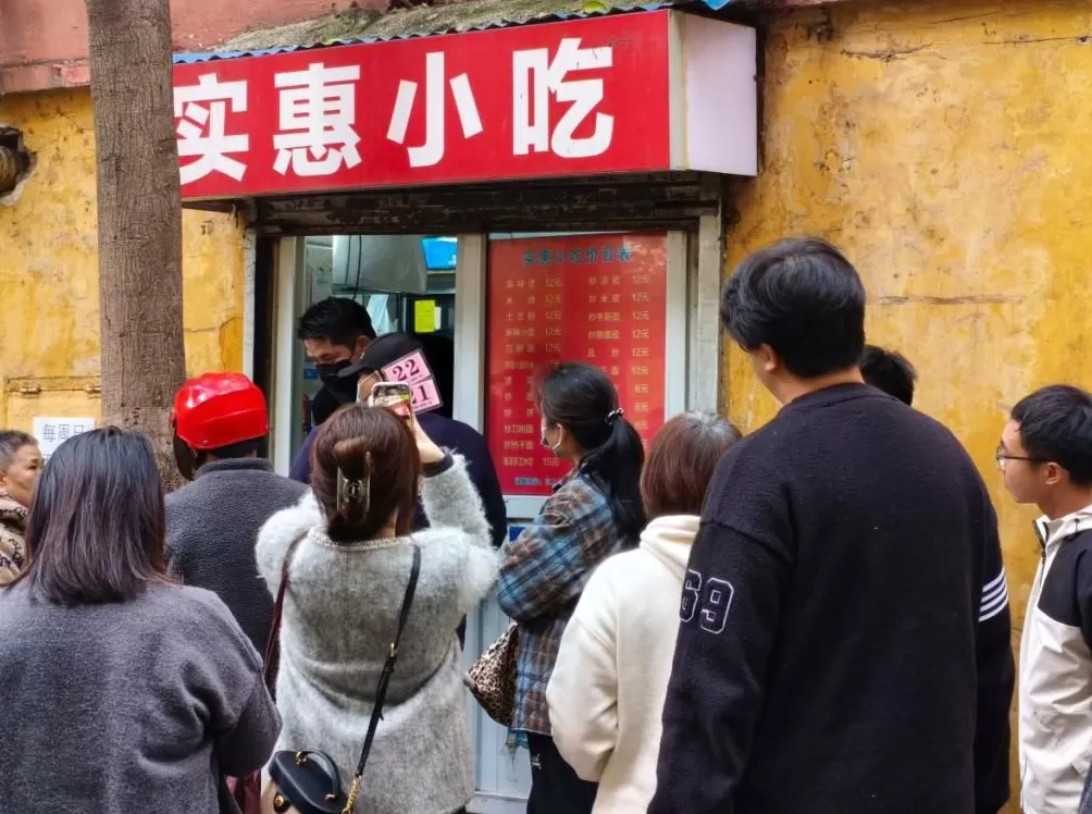 “我没有想当明星!”郑州炒八掺老板娘回应网友质疑-第1张图片- “我没有想当明星!”郑州炒八掺老板娘回应网友质疑-第1张图片-