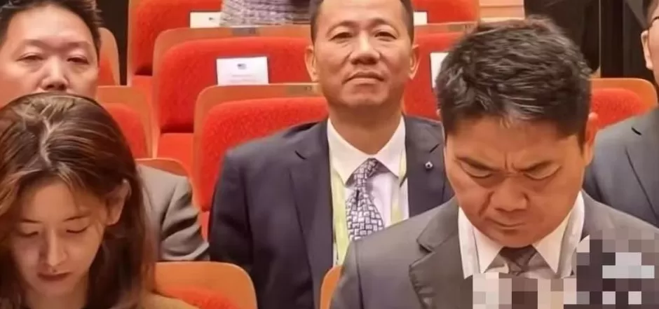 刘强东发朋友圈:谁给我拍的照片?让我在老婆面前没了自信-第2张图片- 刘强东发朋友圈:谁给我拍的照片?让我在老婆面前没了自信-第2张图片-