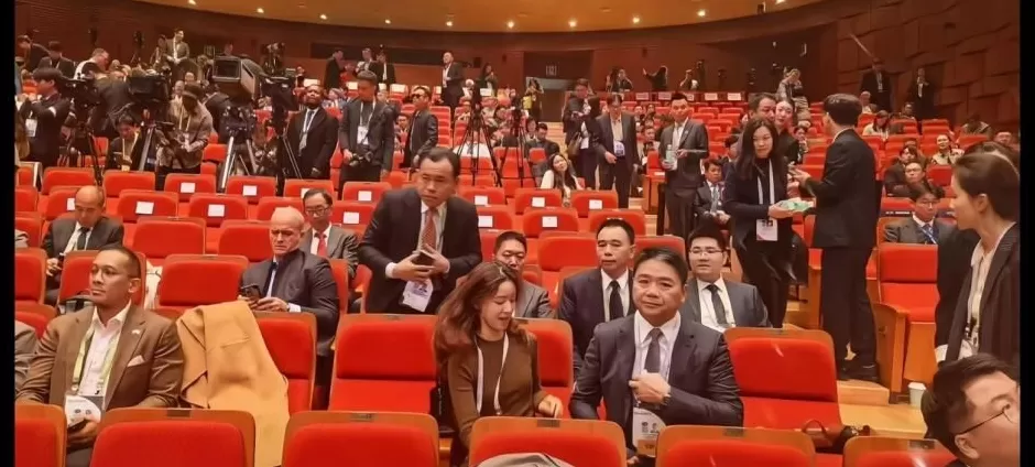 刘强东发朋友圈:谁给我拍的照片?让我在老婆面前没了自信-第3张图片- 刘强东发朋友圈:谁给我拍的照片?让我在老婆面前没了自信-第3张图片-