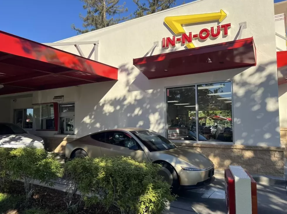 特斯拉Cybercab实车曝光:部分组件接近量产状态-第3张图片- 特斯拉Cybercab实车曝光:部分组件接近量产状态-第3张图片-