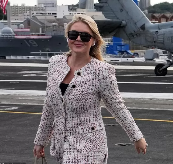 特朗普28岁女发言人在韩国扫货满载而归,开心晒照却惹争议-第1张图片- 特朗普28岁女发言人在韩国扫货满载而归,开心晒照却惹争议-第1张图片-