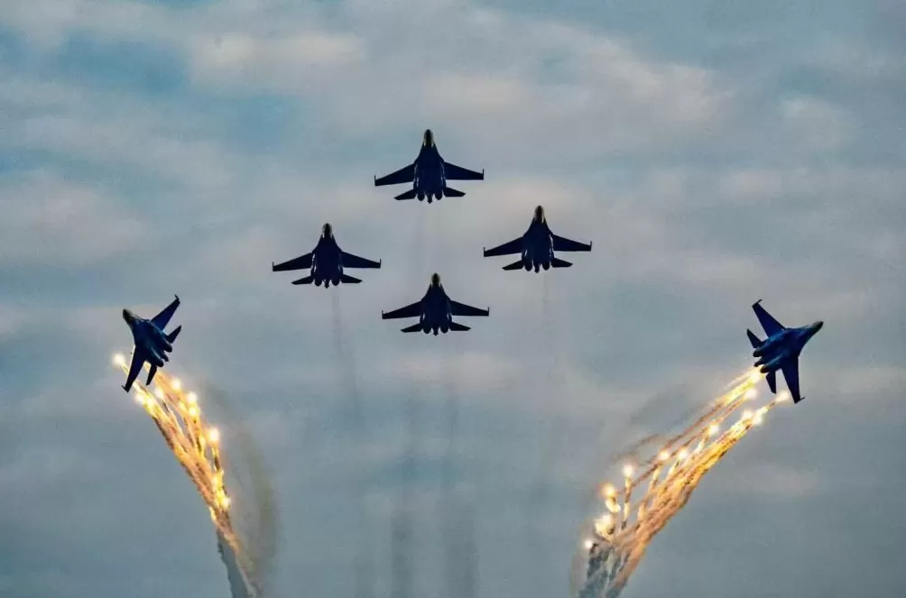 多图|直击俄“勇士”飞行表演队劲舞蓝天:特技飞行动作惊险-第1张图片- 多图|直击俄“勇士”飞行表演队劲舞蓝天:特技飞行动作惊险-第1张图片-