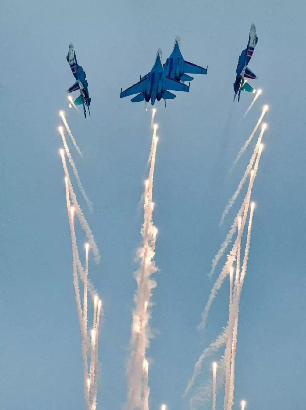 多图|直击俄“勇士”飞行表演队劲舞蓝天:特技飞行动作惊险-第4张图片- 多图|直击俄“勇士”飞行表演队劲舞蓝天:特技飞行动作惊险-第4张图片-