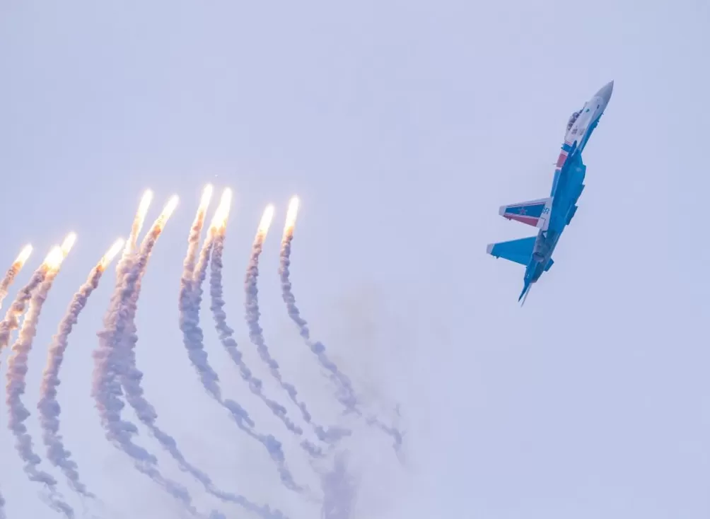 多图|直击俄“勇士”飞行表演队劲舞蓝天:特技飞行动作惊险-第5张图片- 多图|直击俄“勇士”飞行表演队劲舞蓝天:特技飞行动作惊险-第5张图片-