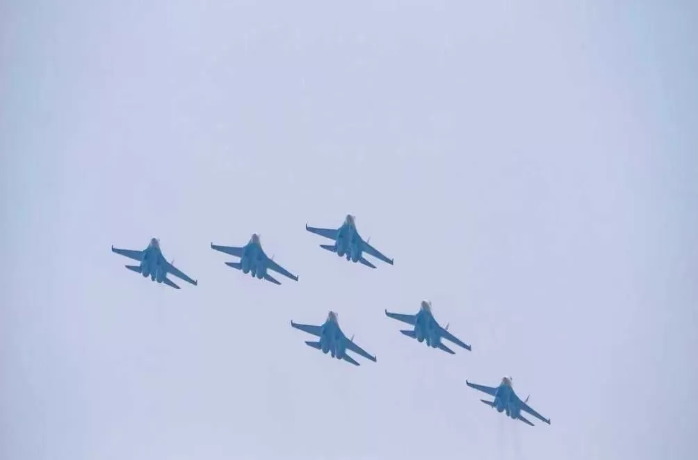 多图|直击俄“勇士”飞行表演队劲舞蓝天:特技飞行动作惊险-第6张图片- 多图|直击俄“勇士”飞行表演队劲舞蓝天:特技飞行动作惊险-第6张图片-