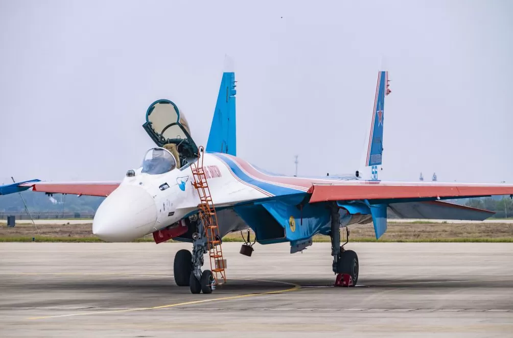 多图|直击俄“勇士”飞行表演队劲舞蓝天:特技飞行动作惊险-第10张图片- 多图|直击俄“勇士”飞行表演队劲舞蓝天:特技飞行动作惊险-第10张图片-