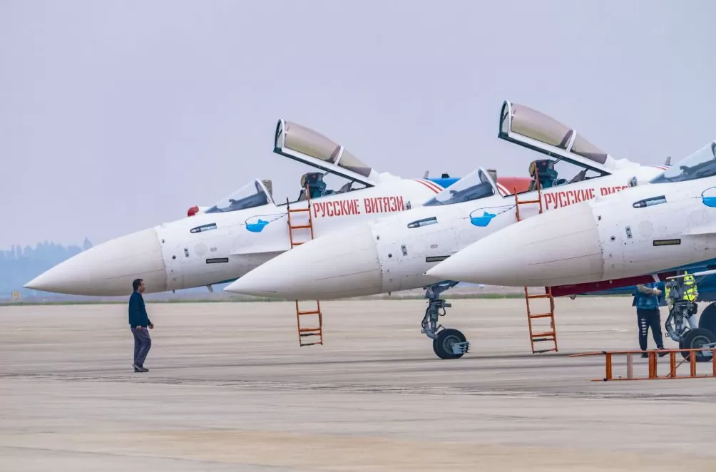 多图|直击俄“勇士”飞行表演队劲舞蓝天:特技飞行动作惊险-第11张图片- 多图|直击俄“勇士”飞行表演队劲舞蓝天:特技飞行动作惊险-第11张图片-