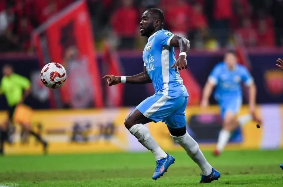 大快人心！蓉城2球迷被行拘且禁止观赛1年，辱骂河南外援+竖中指-第4张图片-