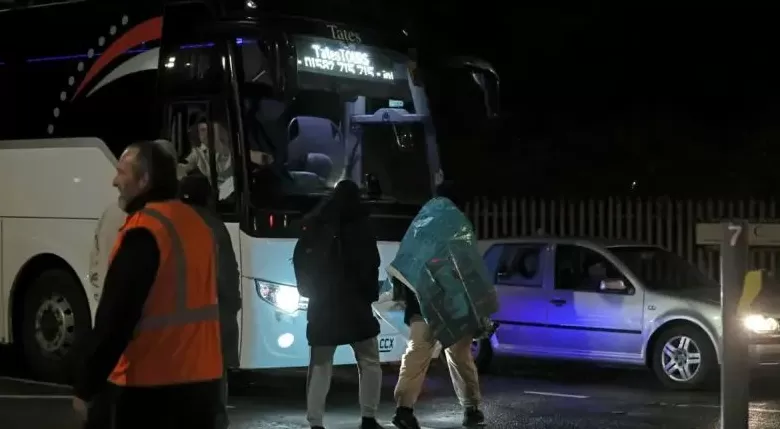 英国火车行凶案9人危殆:袭击者挥舞大刀,目击者最初以为是万圣节恶作剧-第2张图片- 英国火车行凶案9人危殆:袭击者挥舞大刀,目击者最初以为是万圣节恶作剧-第2张图片-