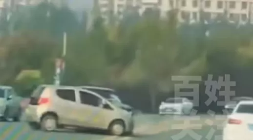 老头乐逆行撞上劳斯莱斯致其损毁严重，当地交警正对事故进行处理-第1张图片-