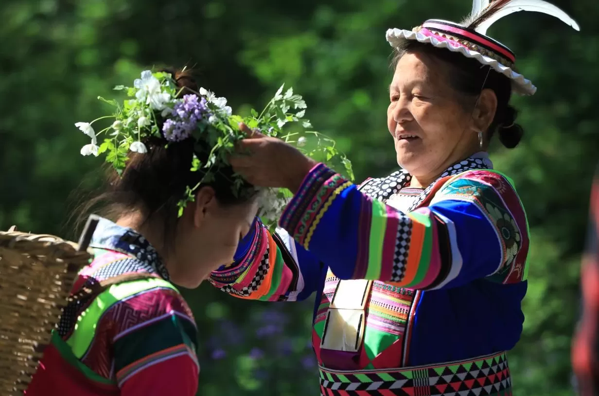 纪录电影《白马姐妹》：跨越24年见证白马藏族时代变迁-第6张图片-