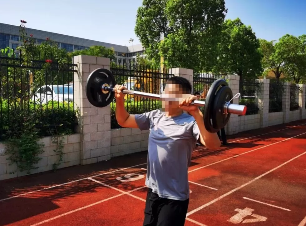 南航一员工参加3000米考核后猝死，医院回应：单位和家属已到场-第3张图片-