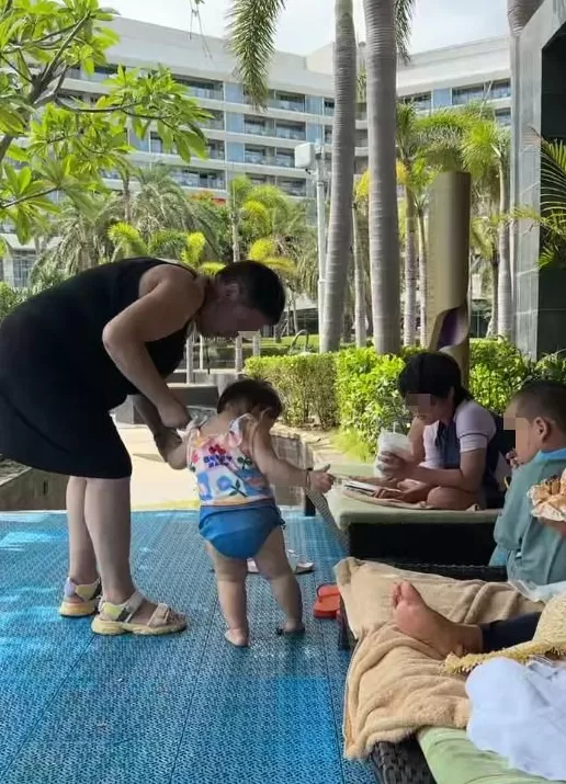 婆孙在泳池边被毒虫咬伤,酒店称虫子是从外面飞进来的,跟酒店没关系!多方最新回应-第1张图片- 婆孙在泳池边被毒虫咬伤,酒店称虫子是从外面飞进来的,跟酒店没关系!多方最新回应-第1张图片-