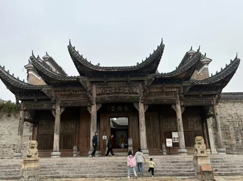 百年徽州古建筑上演沉浸式音乐剧，沪皖两地展开民营院团交流-第1张图片-