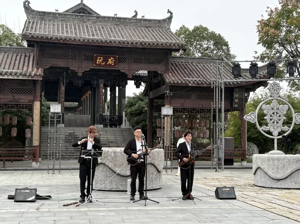 百年徽州古建筑上演沉浸式音乐剧，沪皖两地展开民营院团交流-第3张图片-