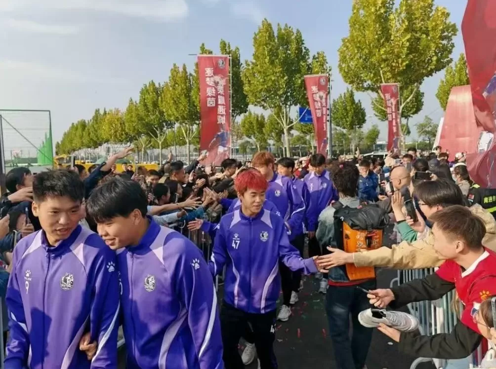 输了决赛仍是凯旋：南通党政主官与球迷迎接“苏超”参赛队回家-第1张图片-