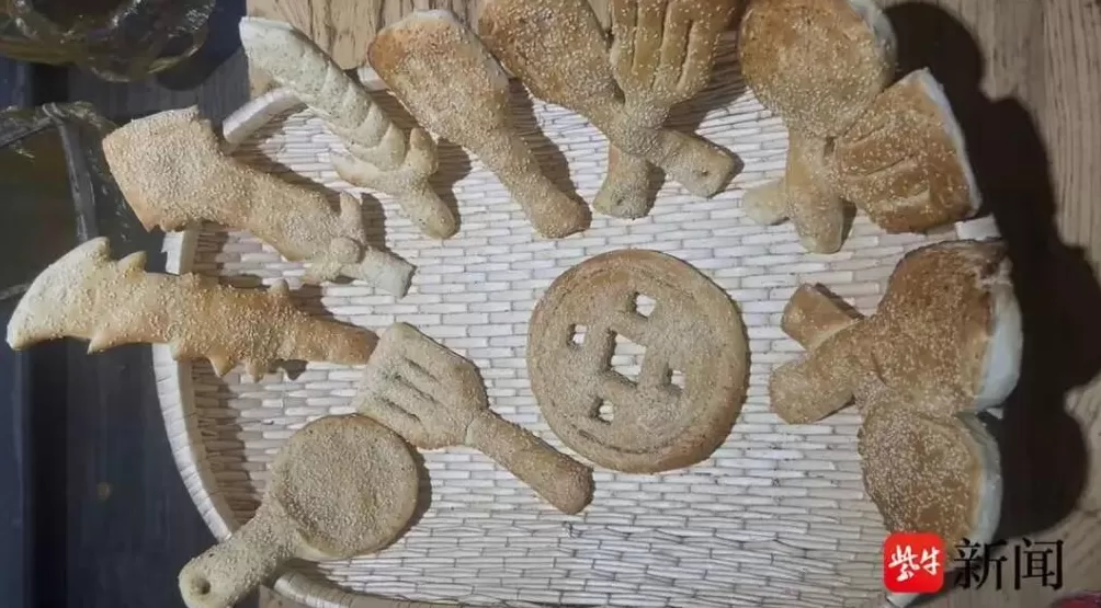 河南小伙硕士毕业摆摊卖创意烧饼,小学生疯狂抢购!有人质疑浪费高学历,本人回应-第1张图片- 河南小伙硕士毕业摆摊卖创意烧饼,小学生疯狂抢购!有人质疑浪费高学历,本人回应-第1张图片-