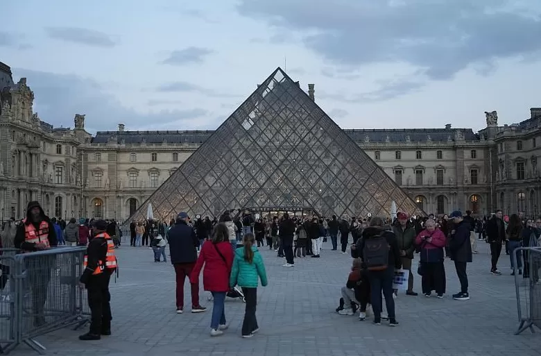 卢浮宫抢劫案嫌疑人多为惯犯两人曾共同犯案-第1张图片-