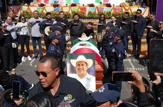 45岁墨西哥市长亡灵节遭暗杀，以反暴力著称，中枪前曾怀抱着幼子-第4张图片-