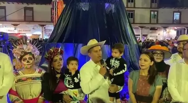 45岁墨西哥市长亡灵节遭暗杀，以反暴力著称，中枪前曾怀抱着幼子-第2张图片-