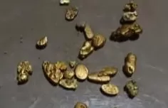 “一盆就出了5克多”,甘肃一河道多人冒严寒淘金,当地:明确禁止-第3张图片- “一盆就出了5克多”,甘肃一河道多人冒严寒淘金,当地:明确禁止-第3张图片-