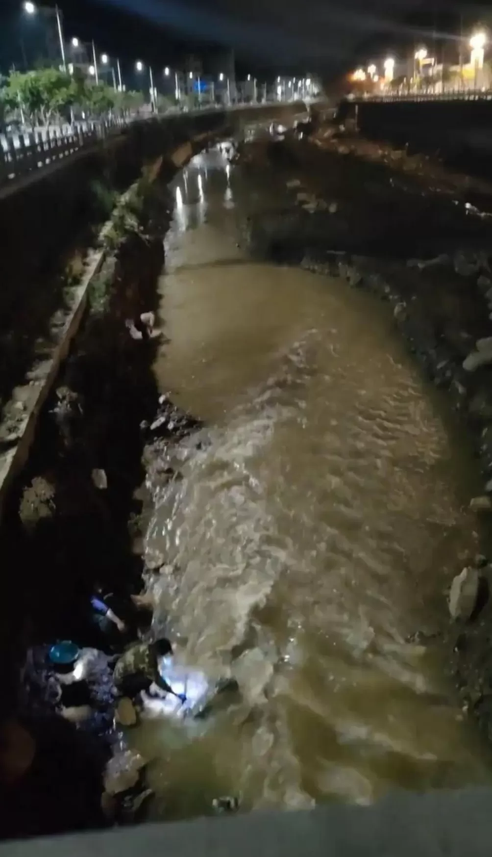 “一盆就出了5克多”,甘肃一河道多人冒严寒淘金,当地:明确禁止-第1张图片- “一盆就出了5克多”,甘肃一河道多人冒严寒淘金,当地:明确禁止-第1张图片-