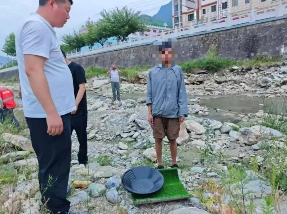 “一盆就出了5克多”,甘肃一河道多人冒严寒淘金,当地:明确禁止-第4张图片- “一盆就出了5克多”,甘肃一河道多人冒严寒淘金,当地:明确禁止-第4张图片-