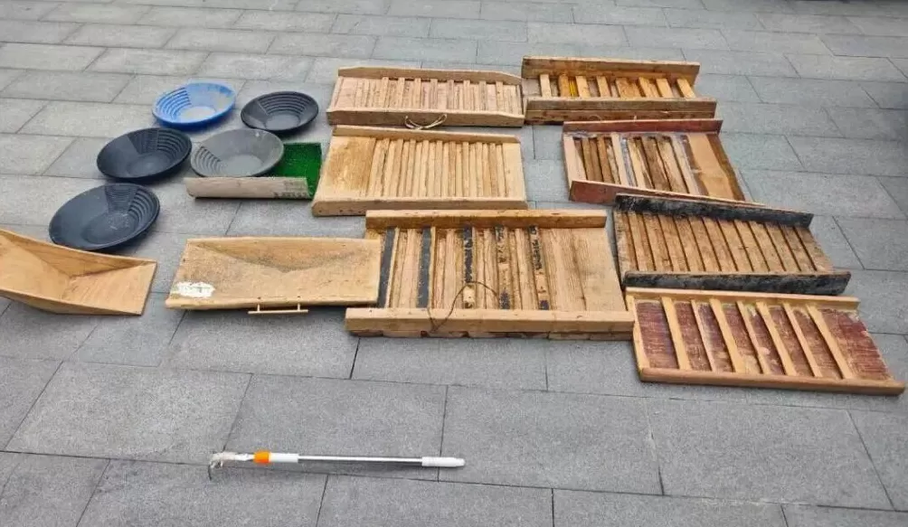 “一盆就出了5克多”,甘肃一河道多人冒严寒淘金,当地:明确禁止-第5张图片- “一盆就出了5克多”,甘肃一河道多人冒严寒淘金,当地:明确禁止-第5张图片-