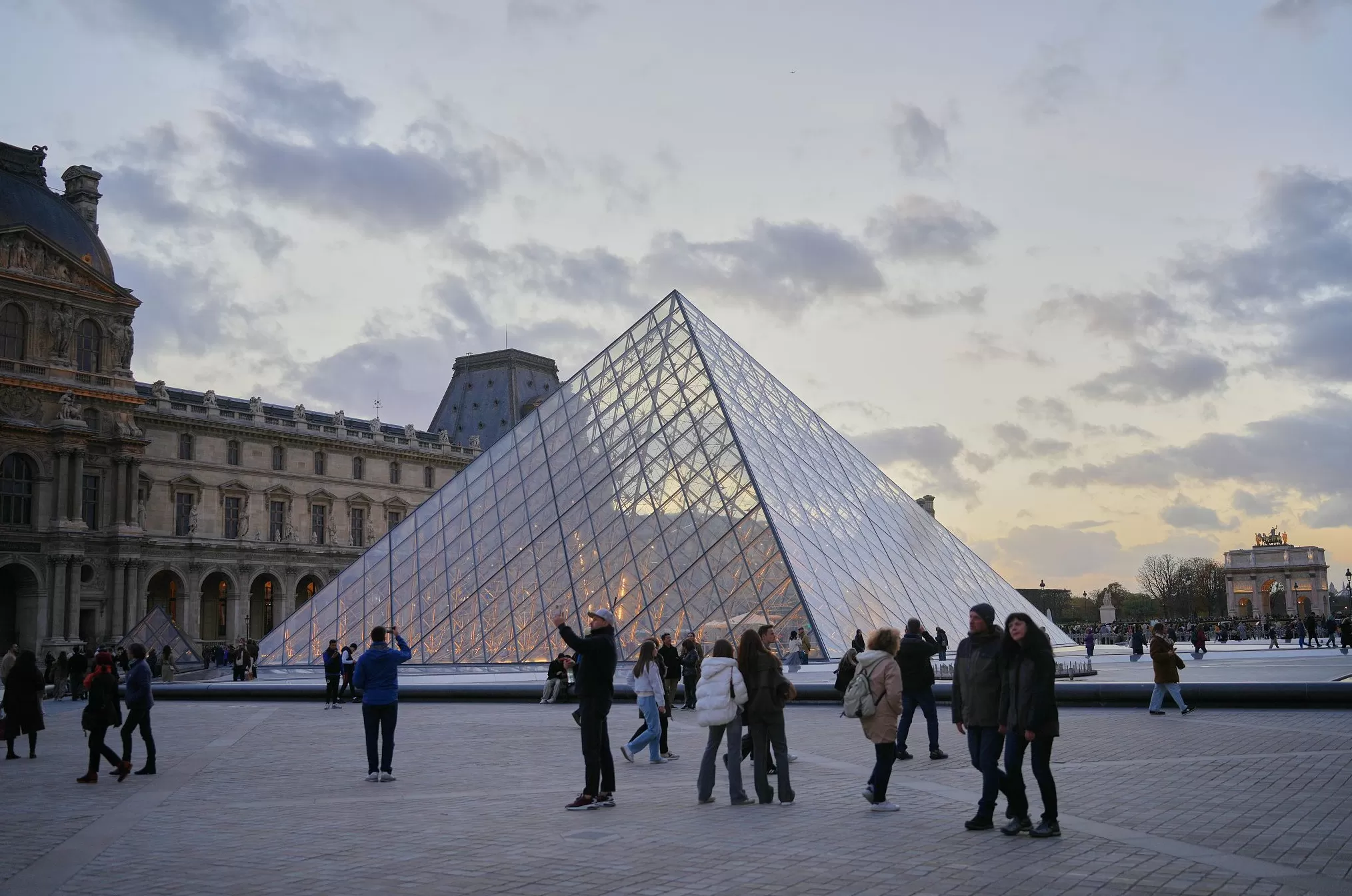 7名嫌犯均来自社会底层,法国官方承认长期低估卢浮宫失窃风险-第1张图片- 7名嫌犯均来自社会底层,法国官方承认长期低估卢浮宫失窃风险-第1张图片-