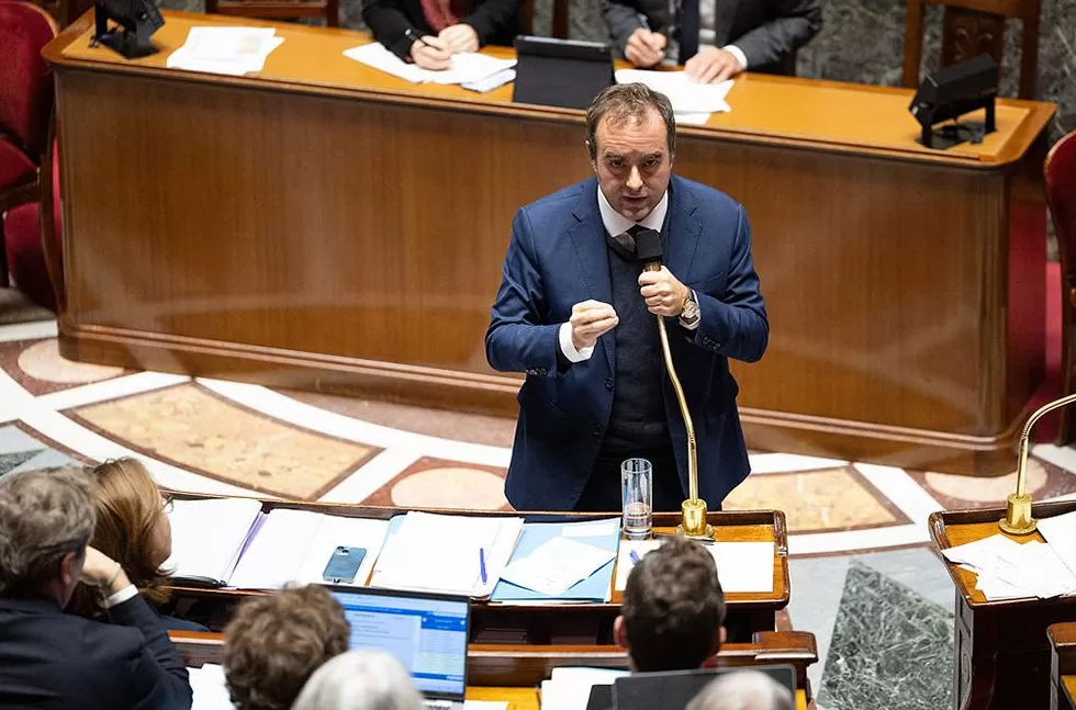 被暂停的退休改革和通不过的富人税：马克龙和法国迈不过的两道坎-第2张图片-