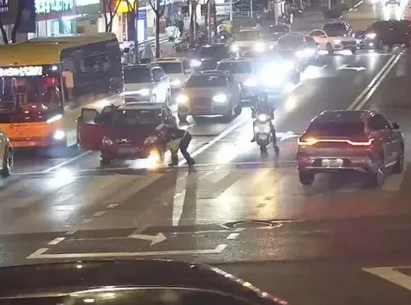 上海一辆小轿车行驶途中突然起火，执勤民警大喊“赶快下来！”-第2张图片-