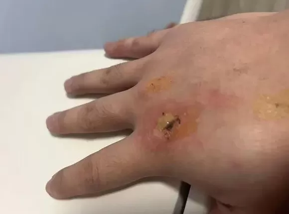 上海一辆小轿车行驶途中突然起火，执勤民警大喊“赶快下来！”-第1张图片-