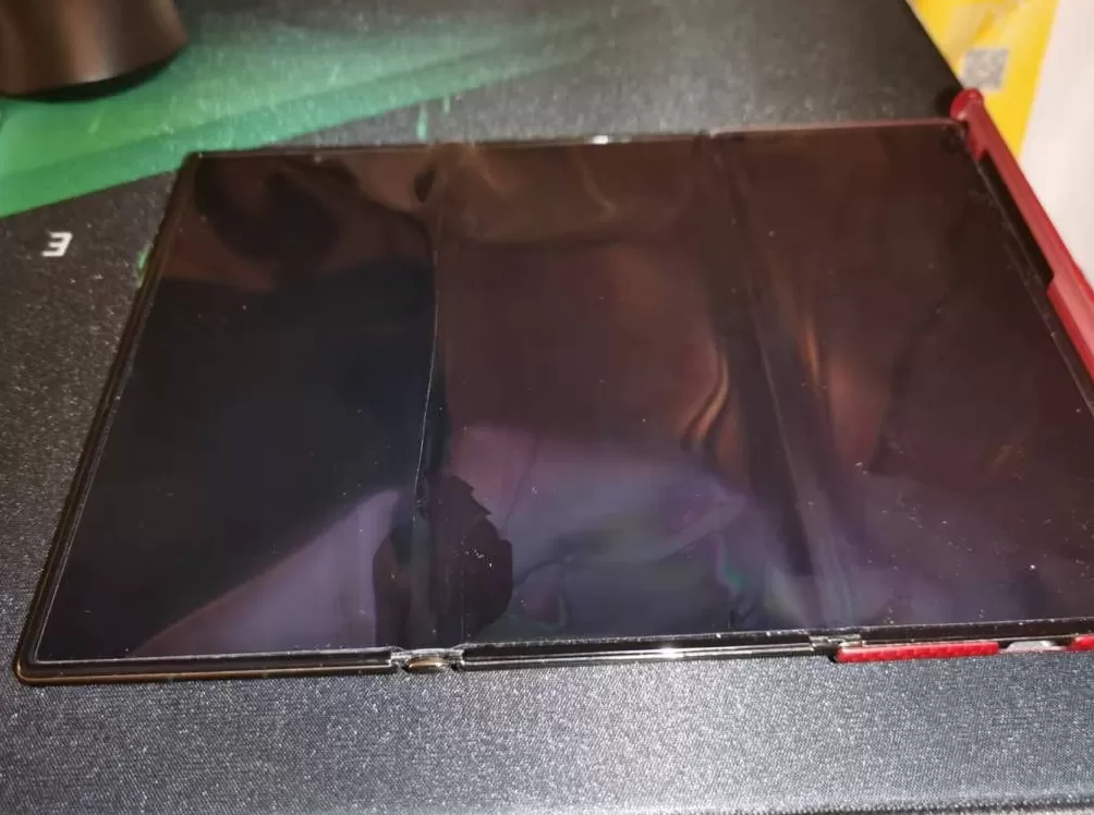 男子买三折叠手机三个月后屏显异常要退换被拒，回应：可免费维修-第2张图片-