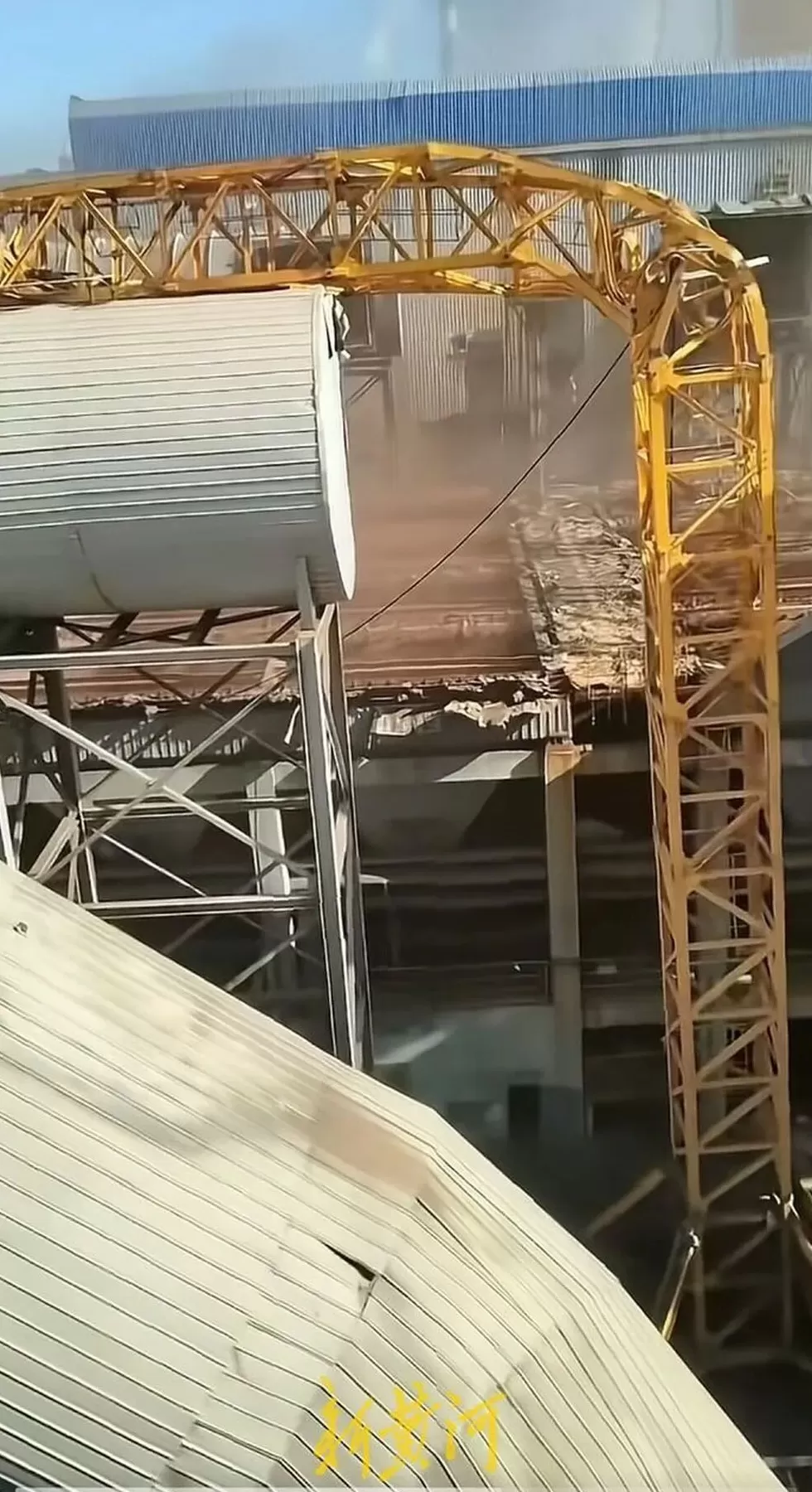 河北昌黎一钢铁厂发生塔吊倒塌事故，当地应急管理局：司机不幸遇难-第1张图片-