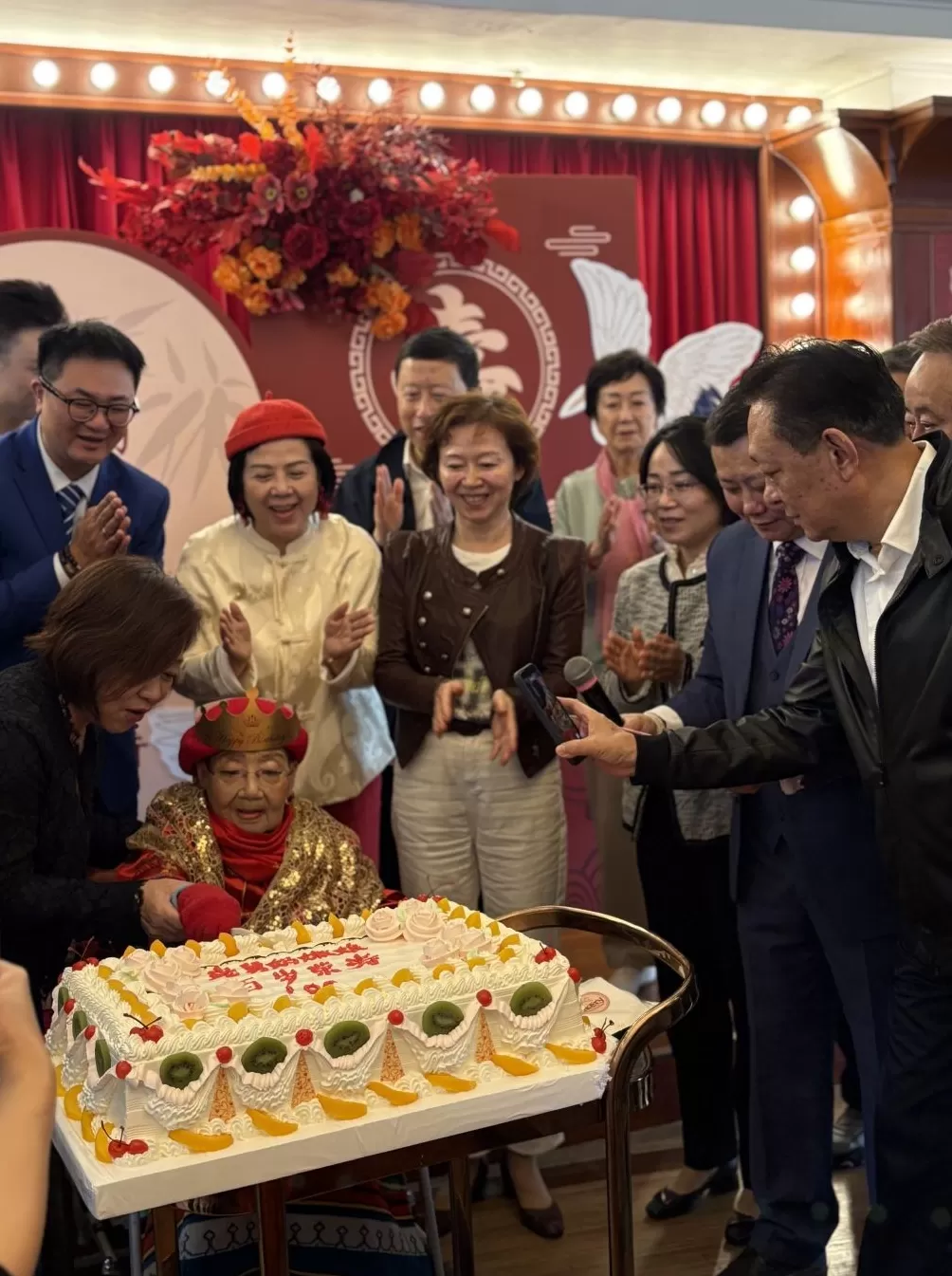 “老舅妈”嫩娘迎来百岁寿辰，沪上滑稽名家齐聚贺寿-第2张图片-