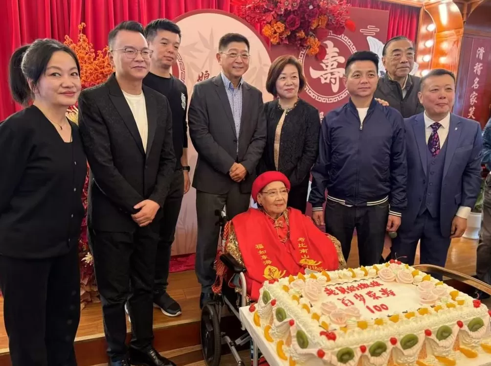 “老舅妈”嫩娘迎来百岁寿辰，沪上滑稽名家齐聚贺寿-第4张图片-